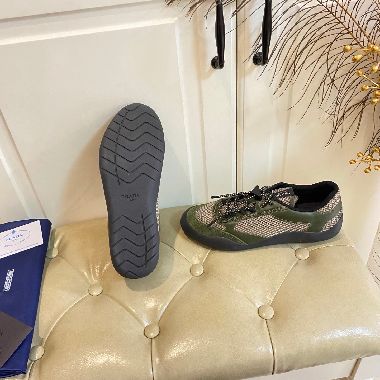 PRADA 26S КРОСІВКИ НА ШНУРІВЦІ З ГРОМІЗДКОЮ ПІДОШВОЮ З ОЛИВКОВОГО ЗЕЛЕНОГО ТЕХНІЧНОГО МАТЕРІАЛУ ТА СІТКИ