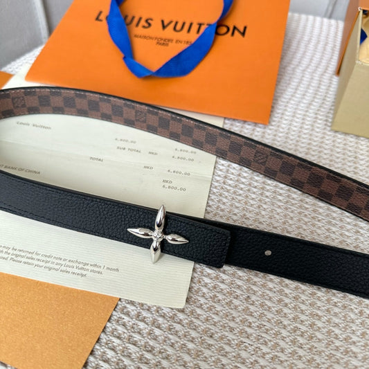 ДВОСТОРОННІЙ РЕМІНЬ LV FLOWERGRAM 25 MM З КОРИЧНЕВОЇ ШКІРИ DAMIER ТА СРІБНОЮ ФУРНІТУРОЮ — 30