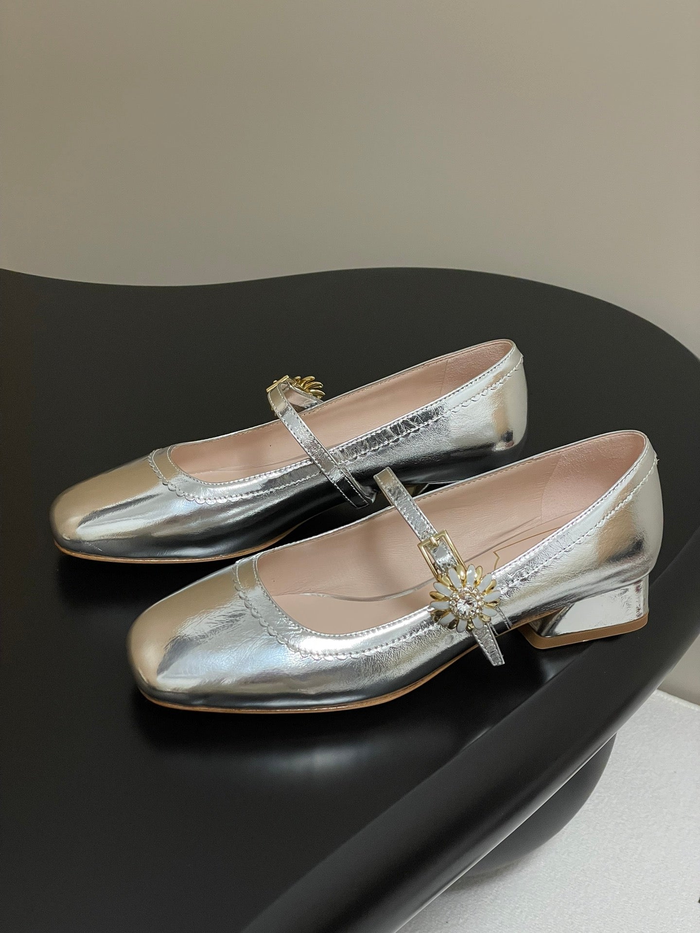 TRÈS VIVIER MARY JANE PUMPS IN SILVER PATENT CALFSKIN - 35