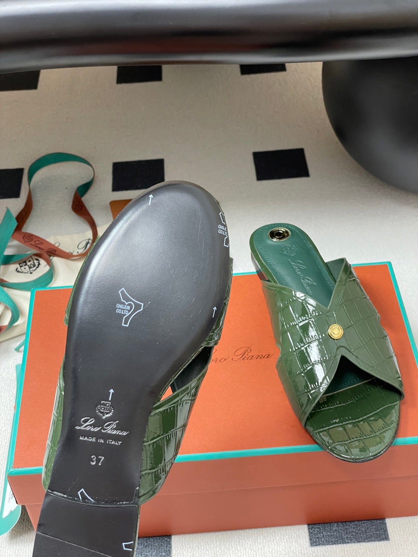 FLAT SLIPPERS IN MOSS GREEN CALFSKIN SNAKE EMBOSSING - 35