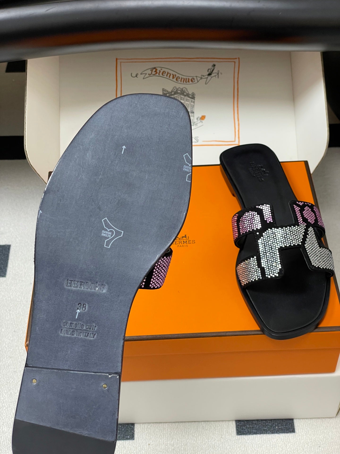 HM 25S ORAN SANDAL IN BLACK LAMBSKIN WITH WHITE MIX PINK STONE DETAILS - 35