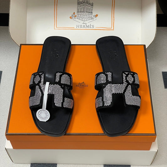 HM 25S ORAN SANDAL З ЧОРНОЇ ОВЕЧОЇ ШКІРИ З БІЛИМ КАМІННЯМ – 35