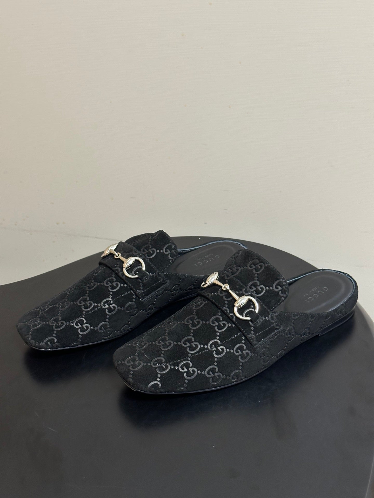 GUCCI 26S HORSEBIT LOAFER MULES IN BLACK SUEDE