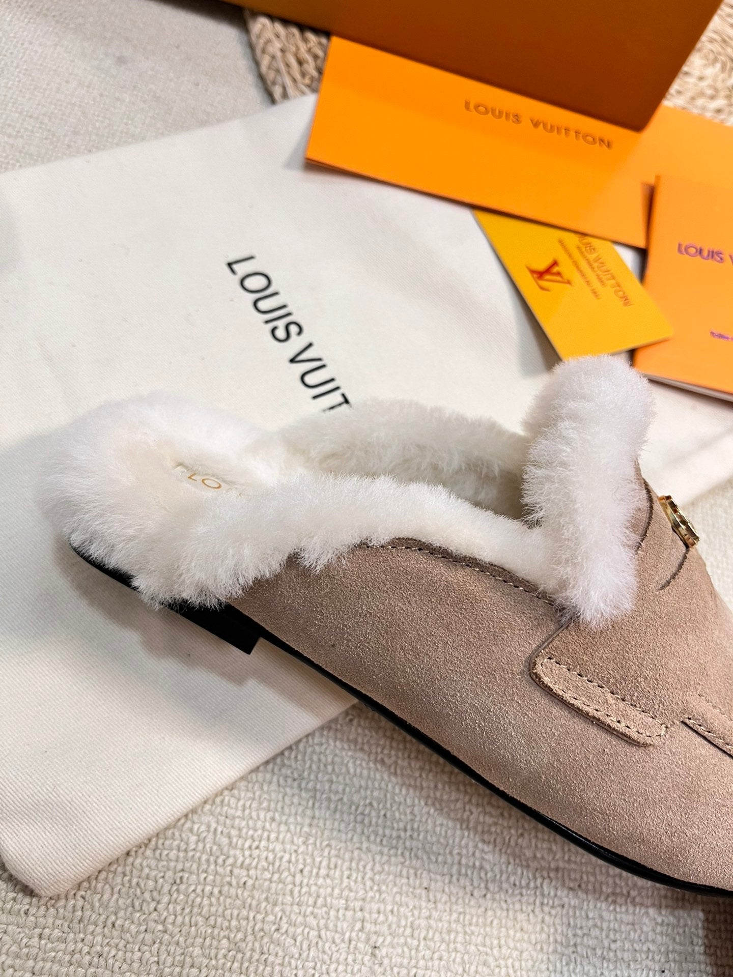 LV COSY FLAT COMFORT CLOG IN MEDIUM BROWN SUEDE AND SHEARLING LINING - 35