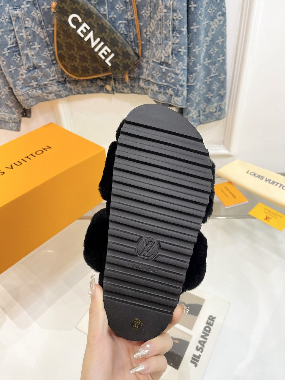 HALF MULE SLIPPERS IN BLACK FLEECE FEATURING METALLIC LOGO - 35