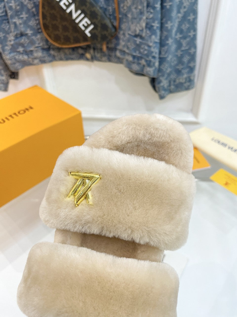HALF MULE SLIPPERS IN CAMEL BEIGE FLEECE FEATURING METALLIC LOGO - 35