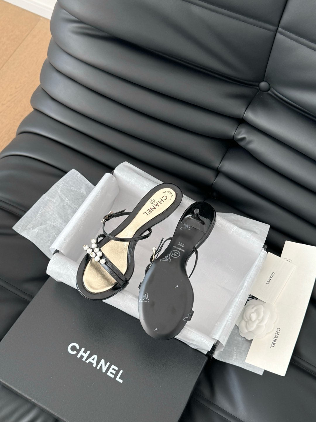 PEARL SANDAL IN BLACK AND GOLD LAMBSKIN 35 MM - 35