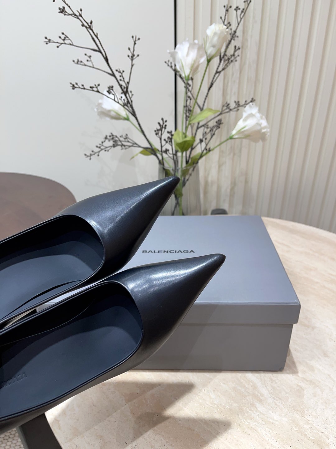 CURVED HEEL SHALLOW MOUTH PUMPS IN BLACK CALFSKIN - 35