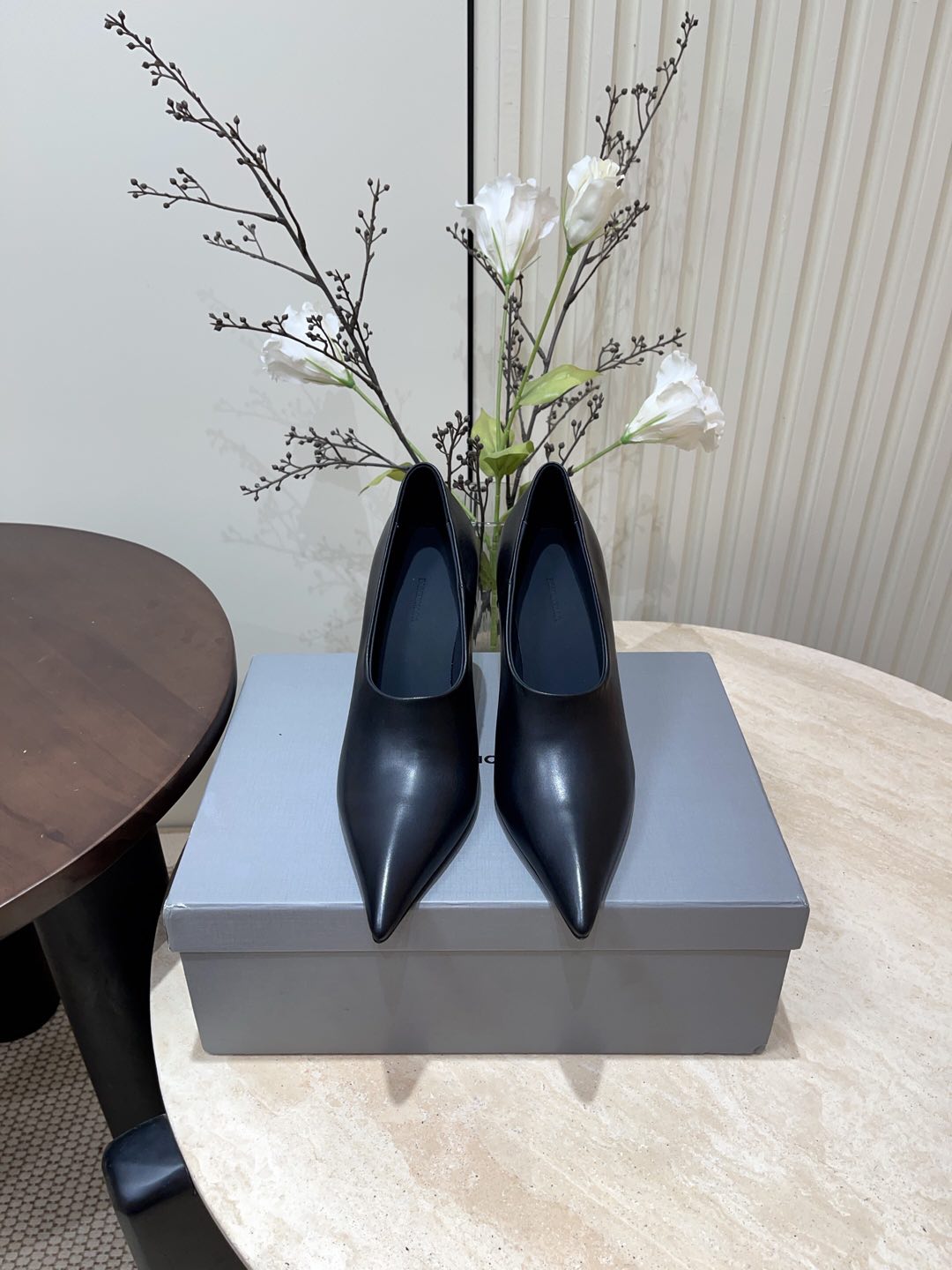 CURVED HEEL DEEP MOUTH PUMPS IN BLACK CALFSKIN - 35