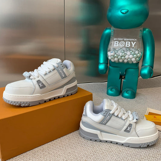 КРОСІВКИ LV TRAINER MAXI З ТЕЛЯЧОЇ ШКІРИ БІЛОГО КОЛЬОРУ ТА ВІДТІНКУ СІРИЙ ГОЛУБ - 35