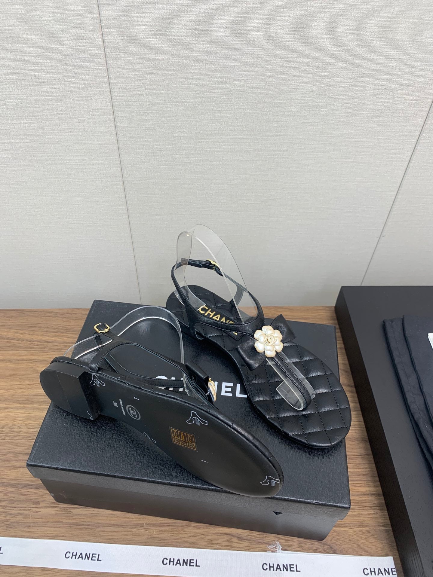 CC THONG SANDAL IN BLACK LAMBSKIN WITH PEARL FLOWER - 35