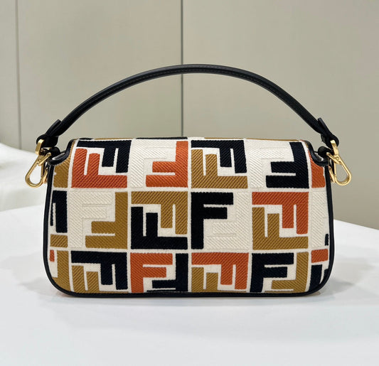 Сумка BAGUETTE CANVAS 27 З РІЗНОКОЛЬОРОВОЮ ВИШИВКОЮ ТА ФУРНІТУРОЮ ЗІ ЗОЛОТИСТИМ ПОКРИТТЯМ