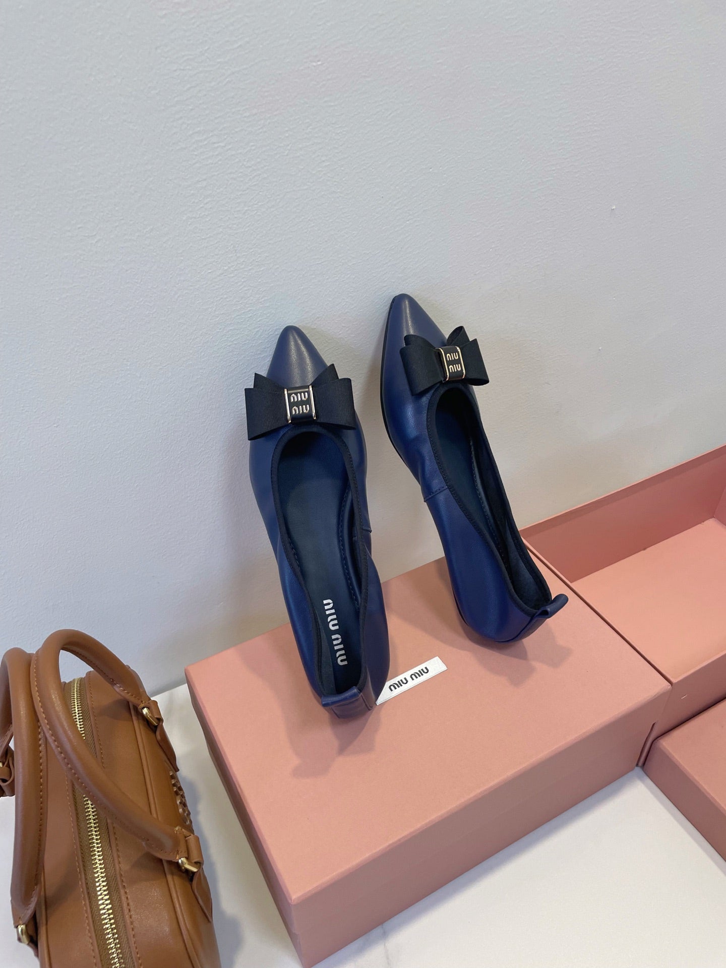 БАЛЕТКИ MIUMIU 26S З ТЕМНО-СИНЬОЇ ТЕЛЯЧОЇ ШКІРИ З БАНТОМ