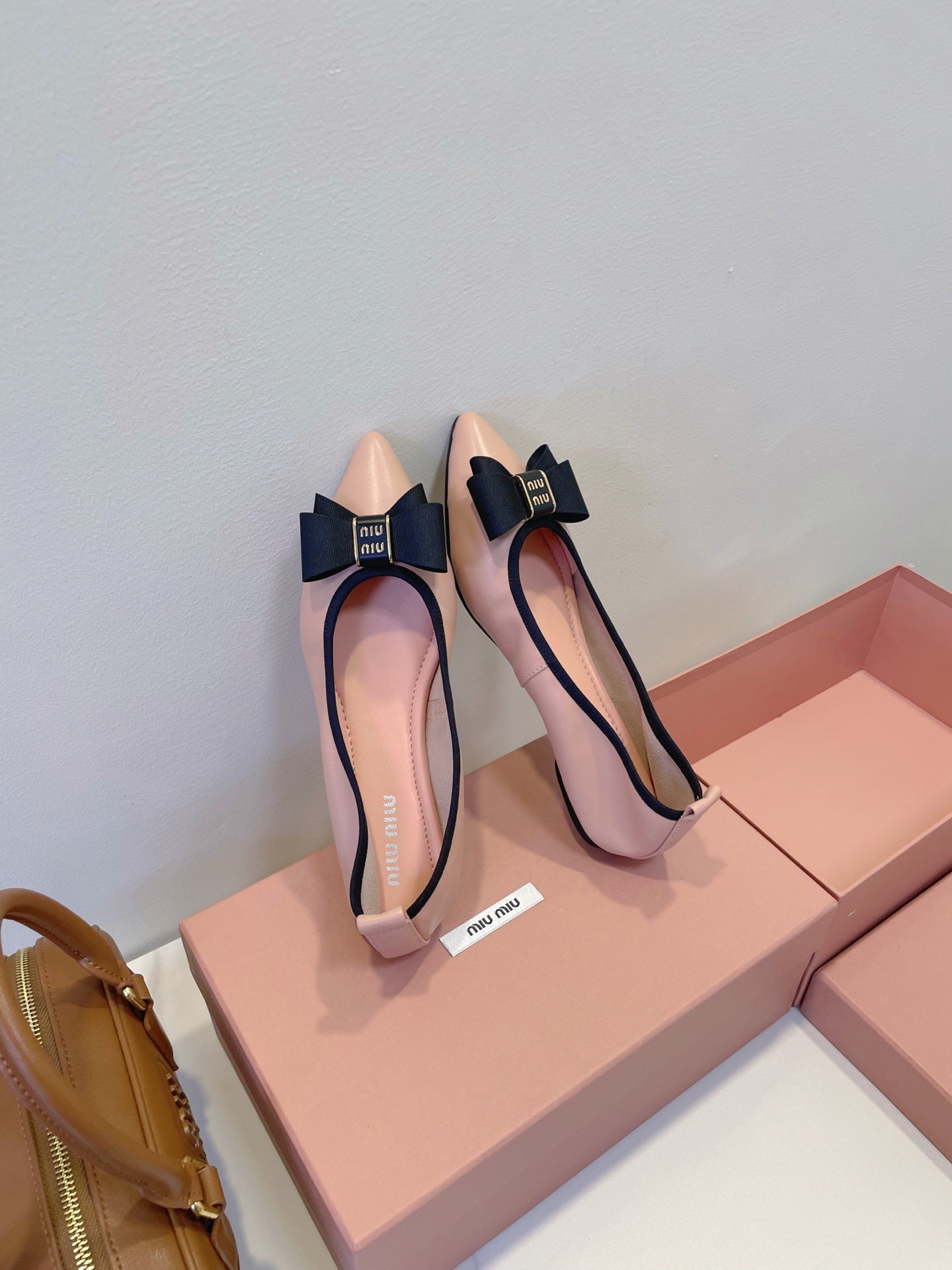 Балетки MIUMIU 26S зі світло-рожевої телячої шкіри з бантом