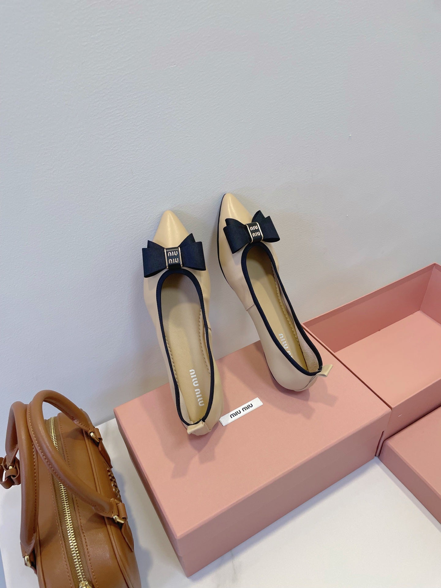 Балетки MIUMIU 26S з телячої шкіри бежевого кольору з бантом