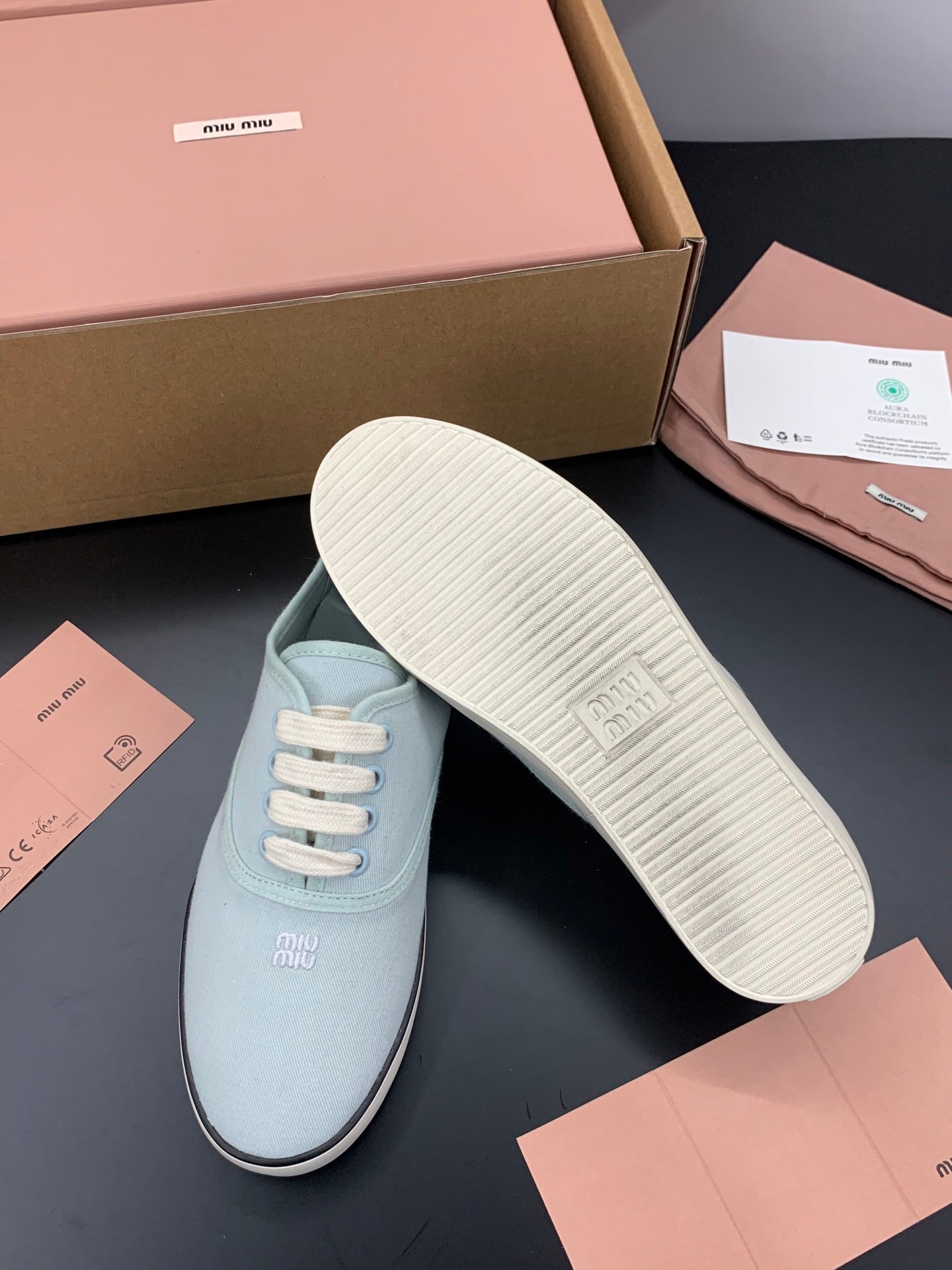 КРОСІВКИ MIUMIU 26S НА ШНУРІВЦІ З ПОЛОТНА БЛІДОГО М'ЯТНОГО КОЛЬОРУ НА ГУМОВІЙ ПІДОШВІ