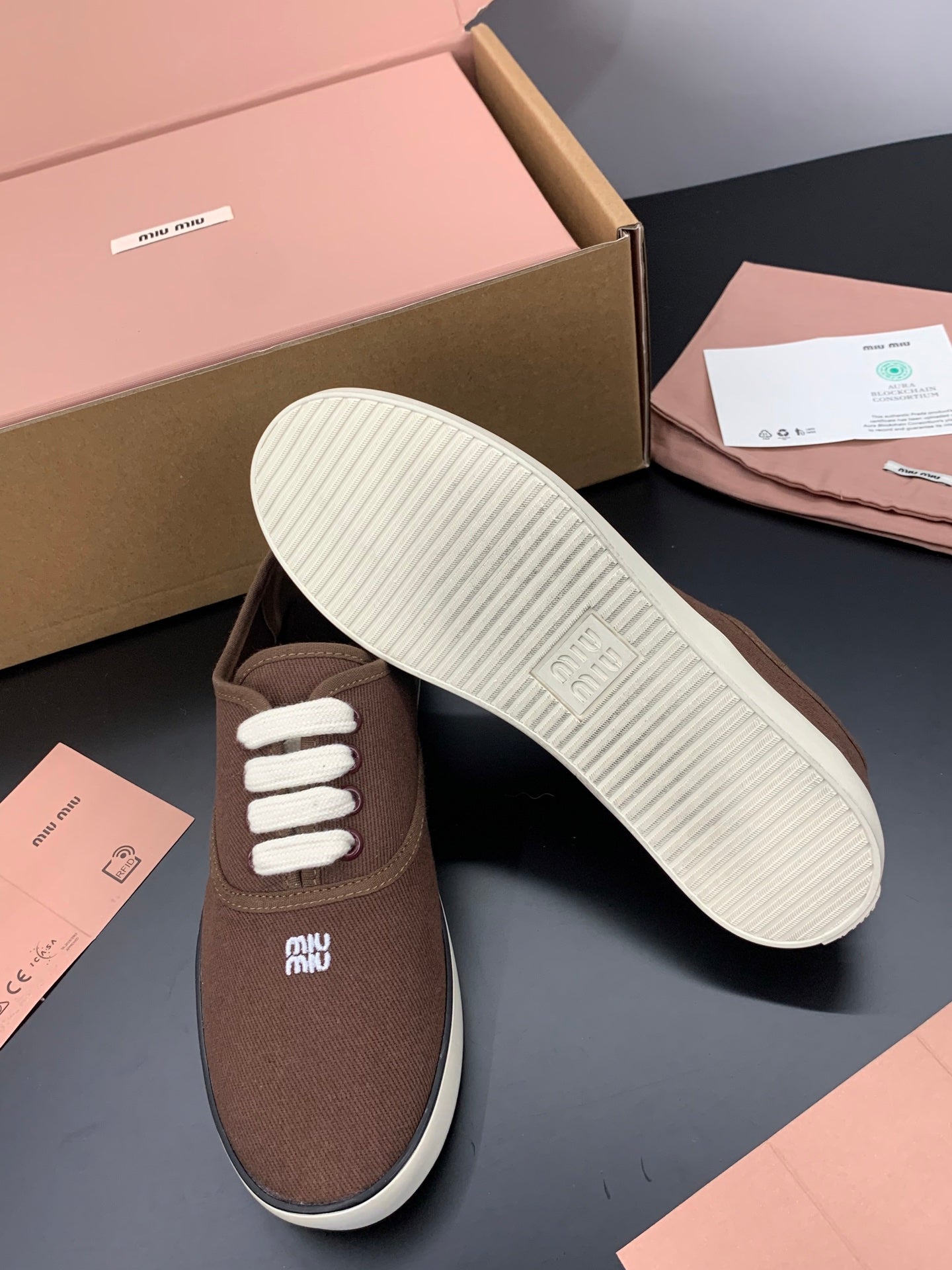 Кросівки MIUMIU 26S на шнурівці з темно-коричневого канвасу на гумовій підошві