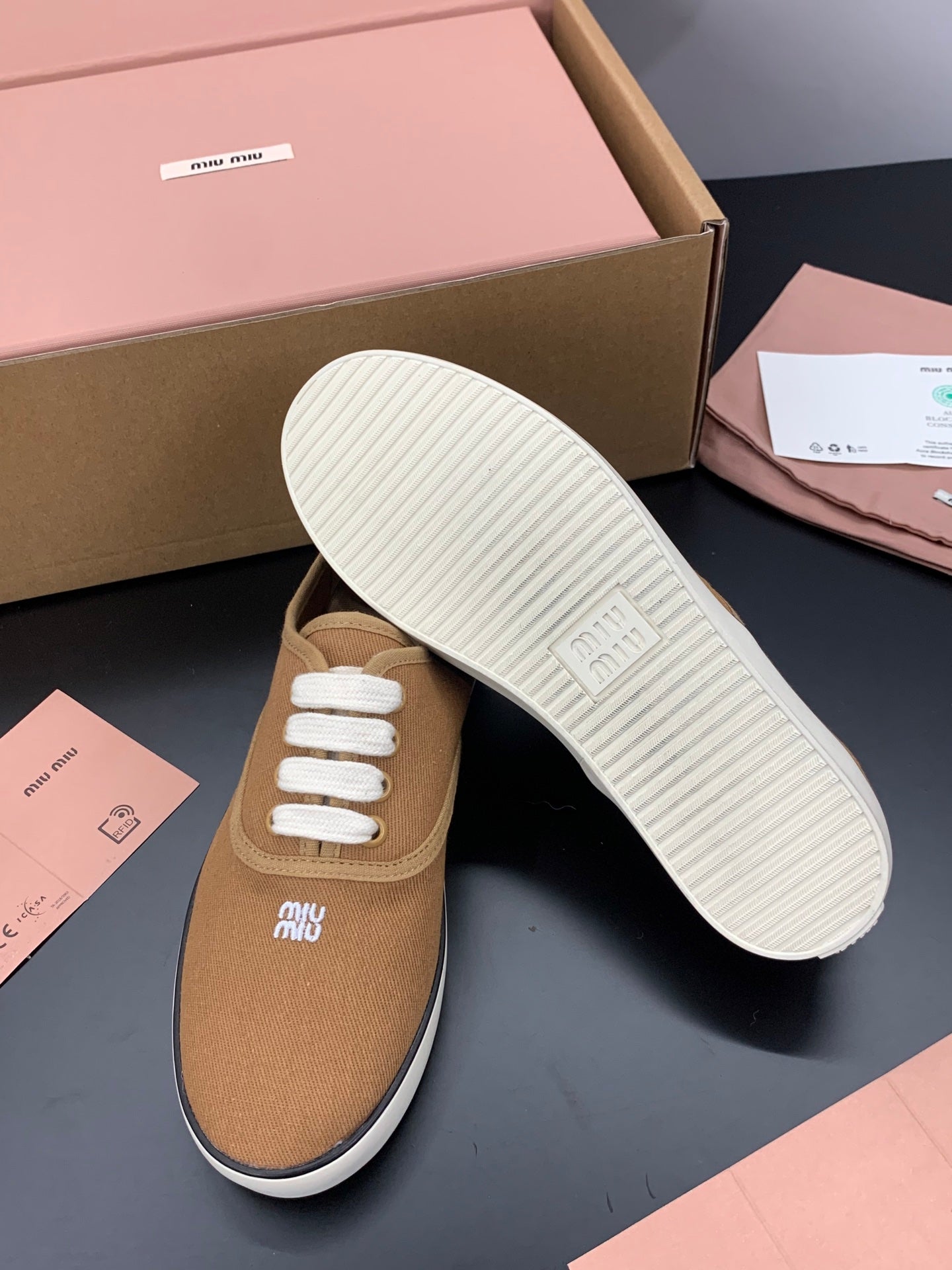MIUMIU 26S КРОСІВКИ НА ШНУРІВЦІ З КАРАМЕЛЬНО-КОРИЧНЕВОГО ПОЛОТНА ГУМОВА ПІДОШВА