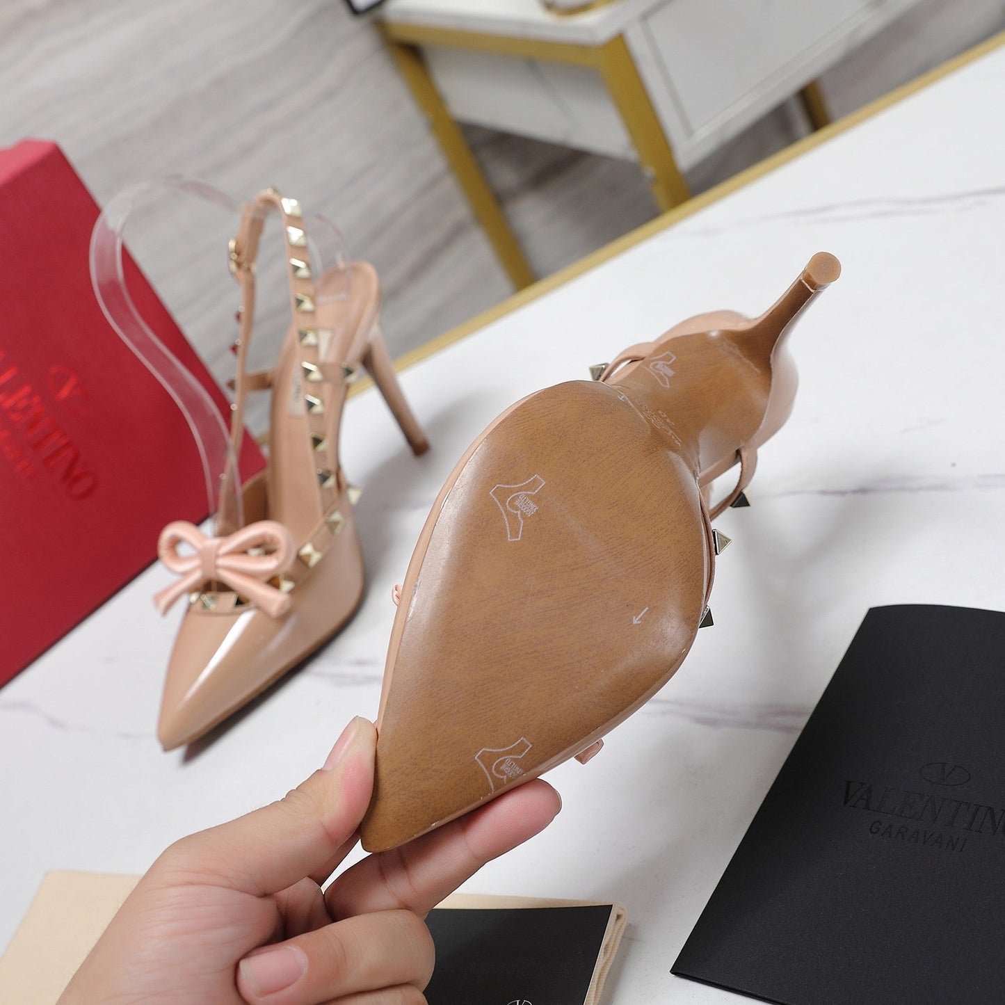 ROCKSTUD BOW SLINGBACK NUDE TAN PATENT LEATHER PUMP 95MM - 35