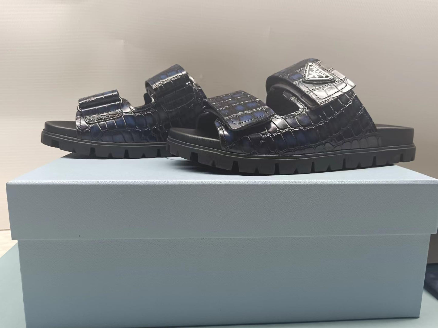 ШЛЬОПАНЦІ PRADA 26S ЗІ СТРІЧКОЮ З ТИСНЕНОЇ ПІД КРОКОДИЛА ЧОРНОЇ ТЕЛЯЧОЇ ШКІРИ