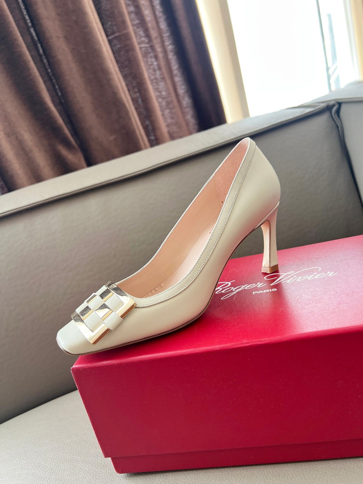 TROMPETTE BALLERINAS PUMPS IN OFF WHITE SHINY CALFSKIN GOLD BUCKLE - 34