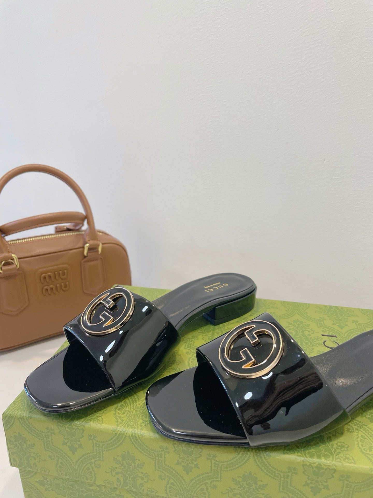 SLIDE SANDALS IN BLACK GLOSSY SHEEPSKIN ENAMELLED ROUND INTERLOCKING G - 35