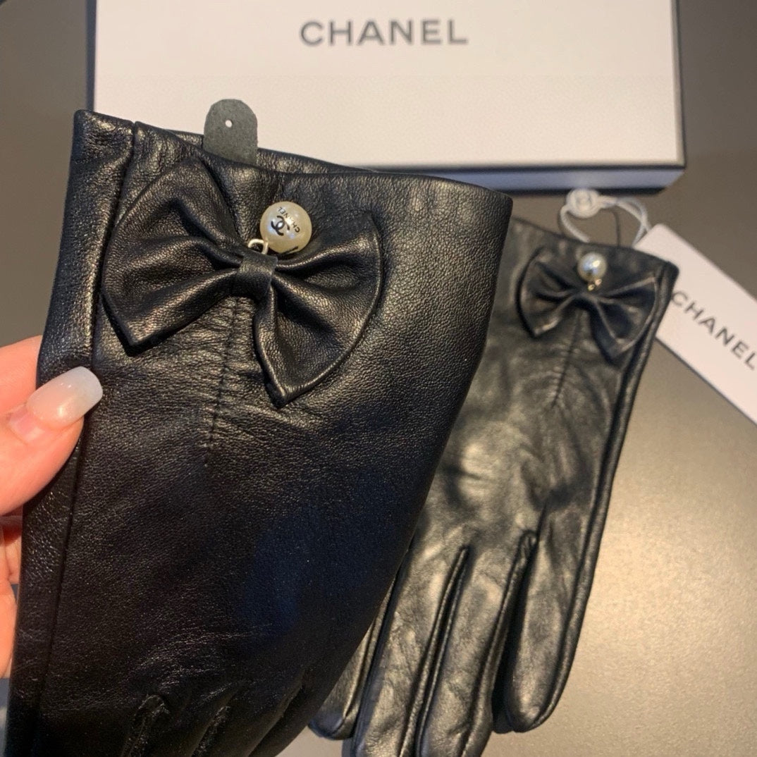 TOUCHSCREEN GLOVES IN BLACK LAMBSKIN WITH GOLD LOGO 462264 - M