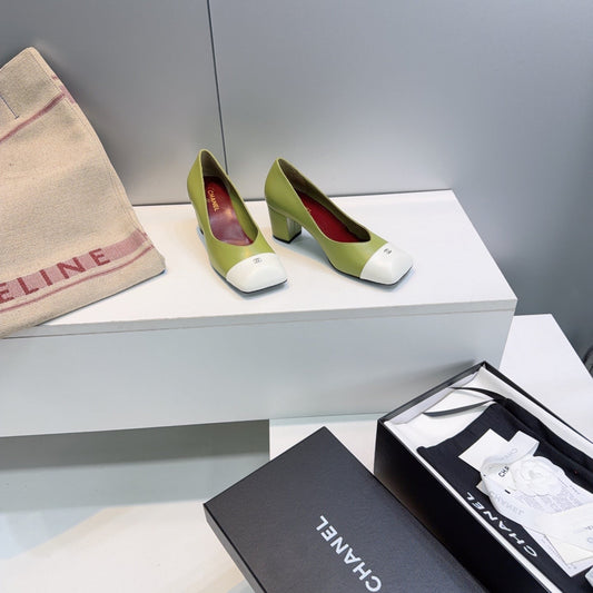 ВИСОКІ ПІДБОРИ CHANEL 26S З КВАДРАТНИМ НОСКОМ, 55 ММ, ІЗ ЗЕЛЕНОЇ ОВЕЧОЇ ШКІРИ З БІЛИМ МИСКОМ