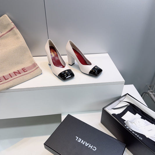 CHANEL 26S КВАДРАТНОНОСІ ВИСОКІ ПІДБОРИ 95 ММ З БІЛОЇ ШКІРИ ЯГНЯТИ З ЧОРНИМ МИСОМ