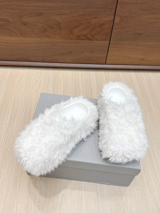 BALENCIAGA 25S MULES IN WHITE FAUX FUR - 35