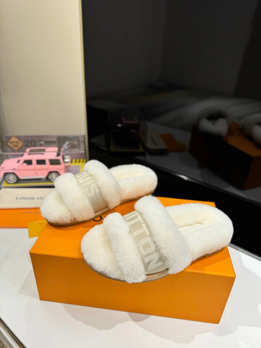 FURRY SLIPPER IN WHITE SHEARLING - 35