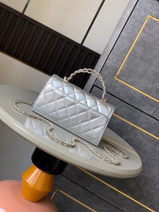 CHANEL 25S СУМКА KELLY 18 ЗІ СРІБНОЇ МЕТАЛІЗОВАНОЇ ШКІРИ ЯГНЯТИ З ФУРНІТУРОЮ ЗІ ЗОЛОТА СТИЛЬ 1