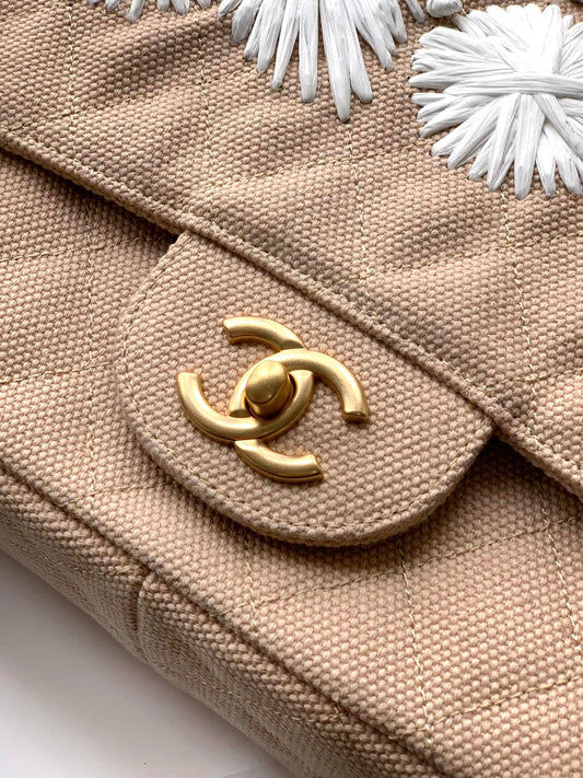 CHANEL 25S CLASSIC FLAP 26 СМ ЗІ СВІТЛО-БЕЖЕВОГО ПОЛОТНА З ВИШИТИМ МОТИВОМ ТА ЗОЛОТОЮ ФУРНІТУРОЮ