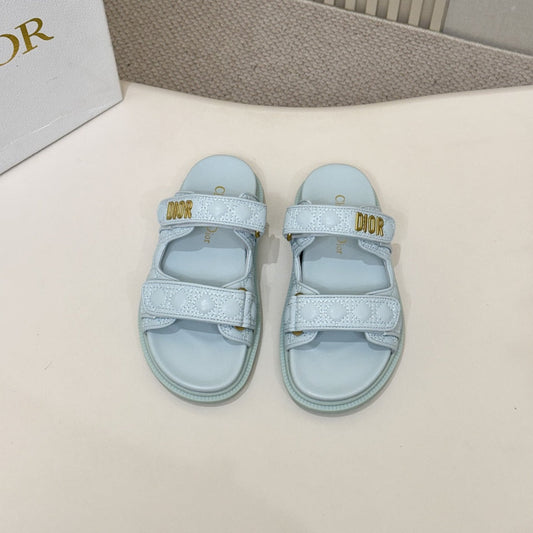 КЛАСИЧНІ ШЛЬОПАНЦІ DIOR ІЗ ПОДВІЙНИМИ РЕМІНЦЯМИ 25S ІЗ ТЕЛЯЧОЇ ШКІРИ ПАСТЕЛЬНО-БЛАКИТНОГО КОЛЬОРУ – 35
