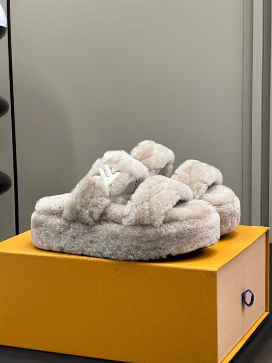 ЖІНОЧІ ШЛЬОПАНЦІ LV SUNSET PLATFORM COMFORT З БЕЖЕВОГО ФЛІСУ - 35