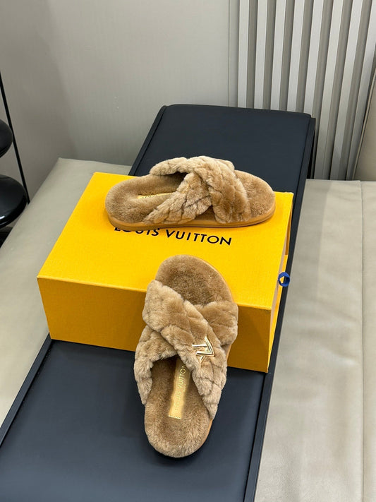 ЖІНОЧІ ШЛЬОПАНЦІ LV SUNSET COMFORT З ВЕРБЛЮЖОЇ КОРИЧНЕВОЇ ВОРСИ - 35