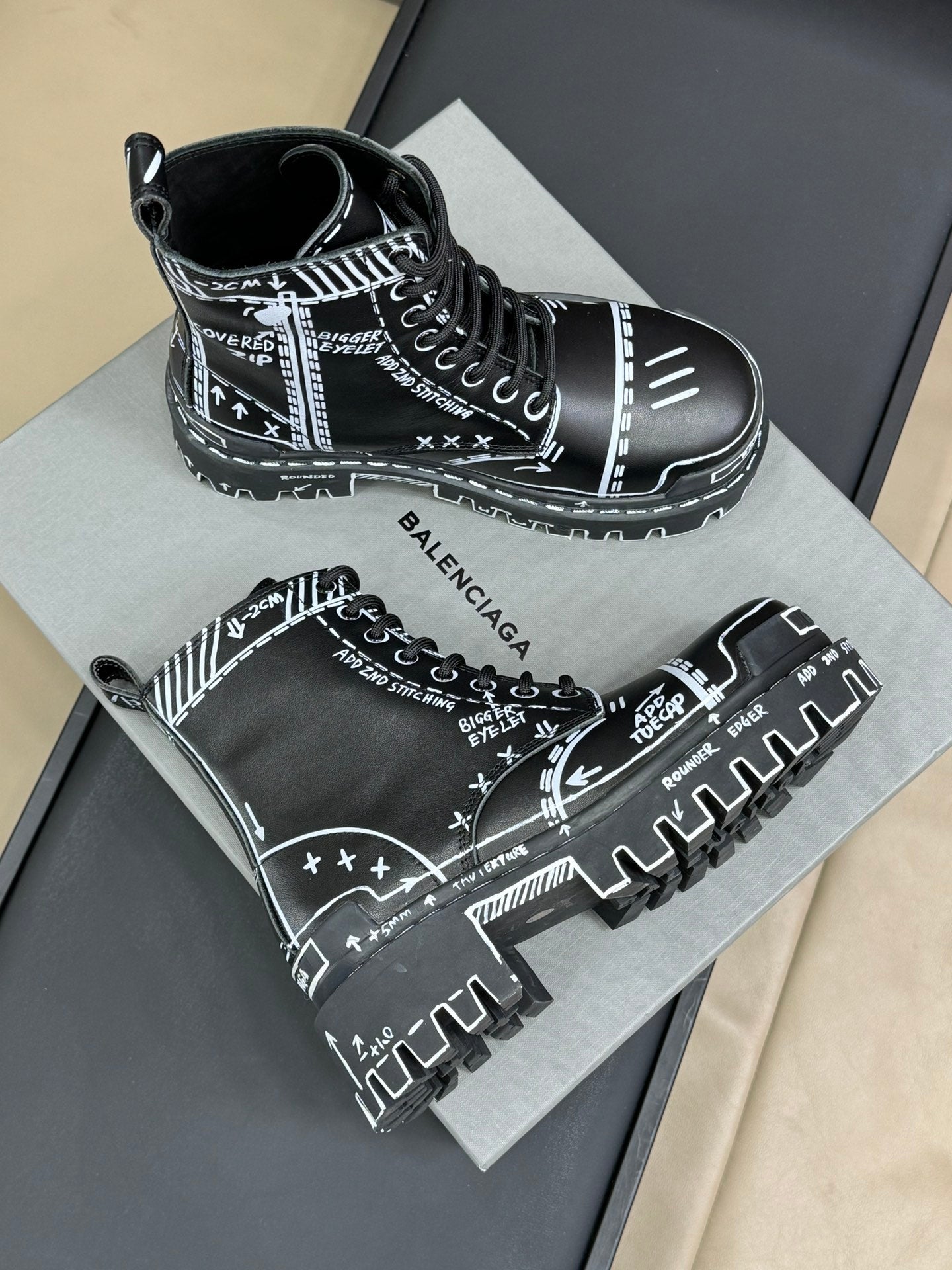 CHUNKY BOOTS IN BLACK SMOOTH CALFSKIN WHITE PRINT - 35