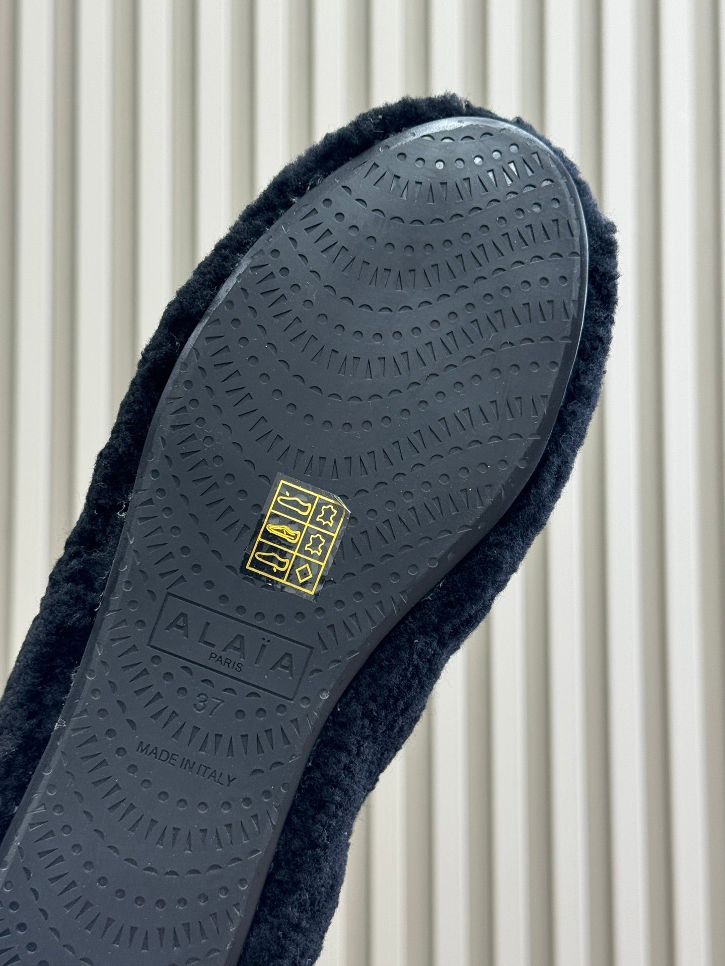 ALAIA 25S SHEARLING COZY SLIPPERS IN BLACK - 35