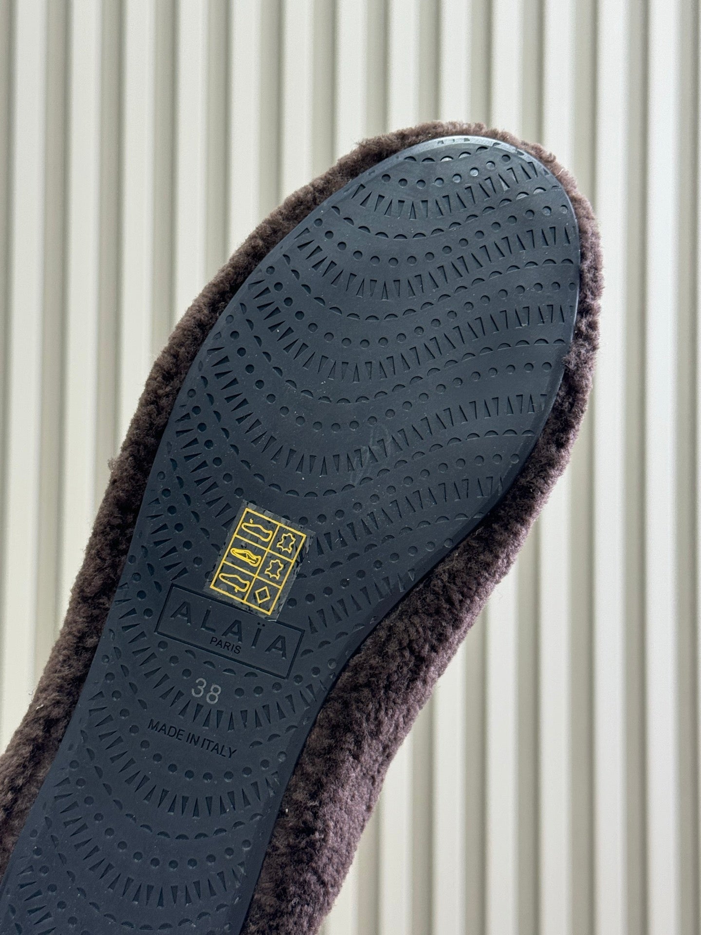 ALAIA 25S SHEARLING COZY SLIPPERS IN DARK BROWN - 35