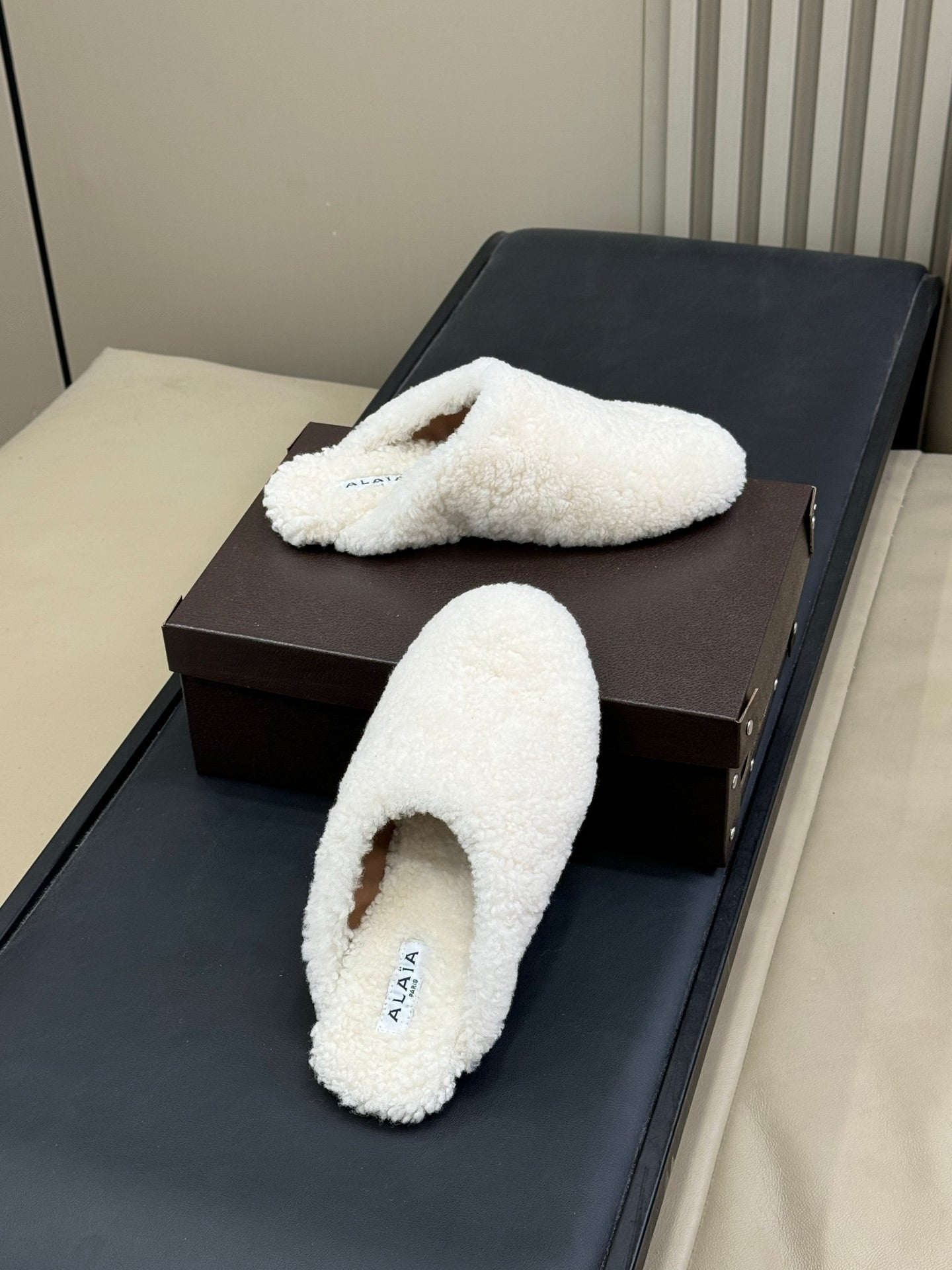 ALAIA 25S SHEARLING COZY SLIPPERS IN WHITE - 35