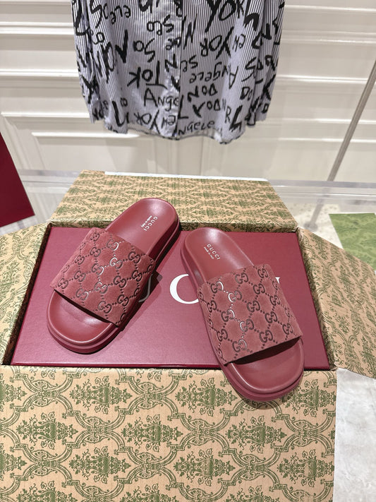 GG SLIDES IN RED SUEDE WITH EMBOSSED LOGO STYLE 3 - 36