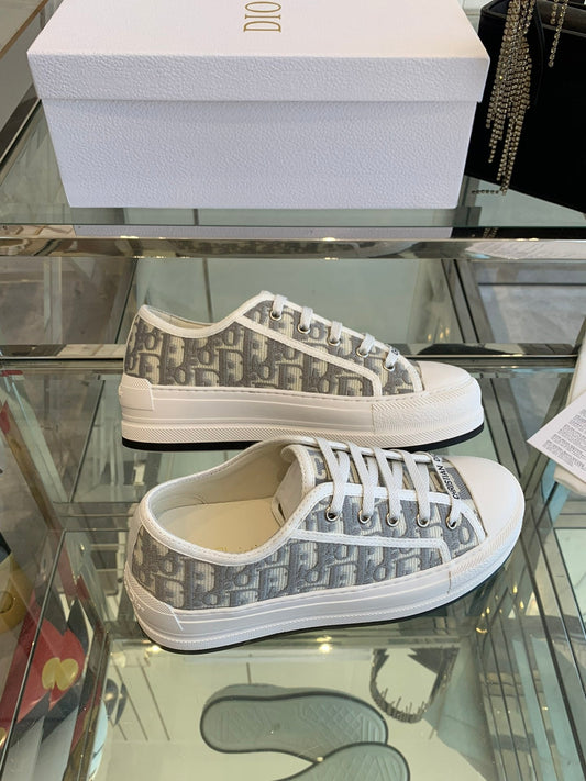 КРОСІВКИ НА ПЛАТФОРМІ WALK'N У ТКАНИНІ DOLPHIN GRAY ІЗ ВИШИТИМИ ЗНАКОВИМИ ВІЗЕРУНКАМИ — 35