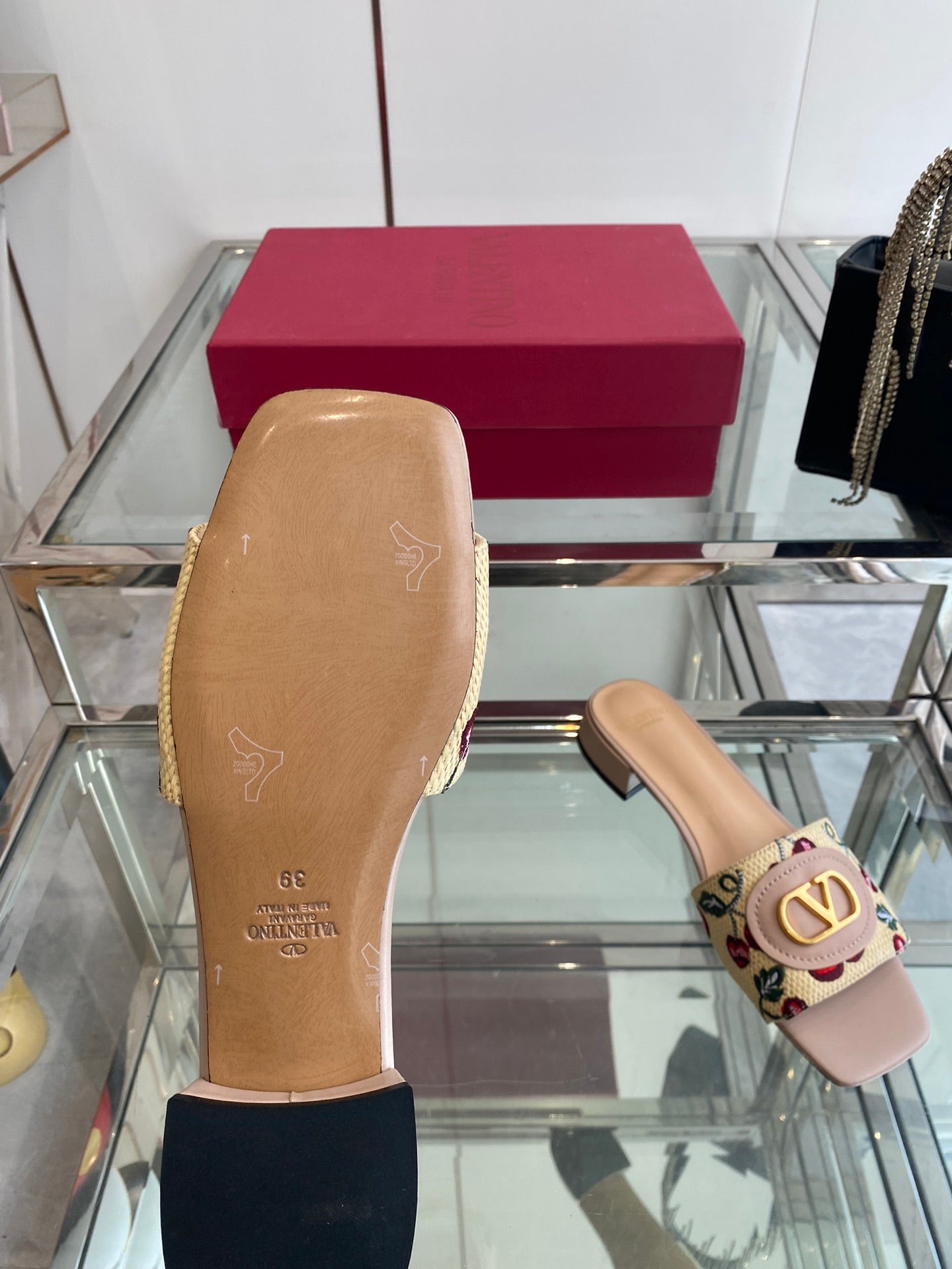 VLTN HIGH HEEL 25S 30 MM IN BEIGE FABRIC AND MUTED PINK LAMBSKIN WITH EMBROIDERED CHERRY MOTIF - 34