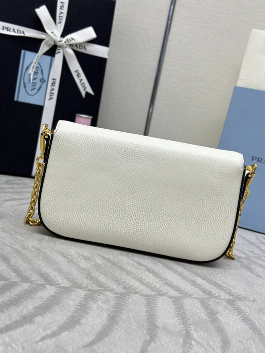 PRADA 25S МІНІ СУМКА-КЛАТЧ 20 З БІЛОЇ ТЕЛЯЧОЇ ШКІРИ SAFFIANO З ФУРНІТУРОЮ ЗІ ЗОЛОТА