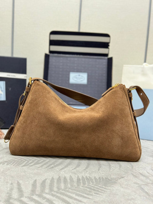 СУМКА PRADA 25S AIMEE НА ПЛЕЧЕ 39 З КОРИЧНЕВОЇ ЗАМШІ