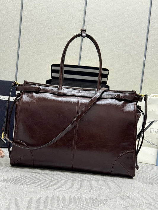 PRADA 25S BONNIE EXTRA-LARGE 42 З ТЕМНО-КОРИЧНЕВОЇ БЛИСКУЧОЇ ТЕЛЯЧОЇ ШКІРИ, ФУРНІТУРА ЗОЛОТОГО КОЛЬОРУ