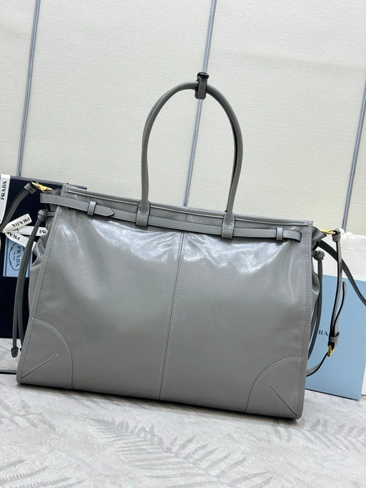 PRADA 25S LUX SOFT BAG 42 ЗІ СВІТЛО-СІРОЇ ГЛЯНЦЕВОЇ ТЕЛЯЧОЇ ШКІРИ ІЗ ЗОЛОТОЮ ФУРНІТУРОЮ