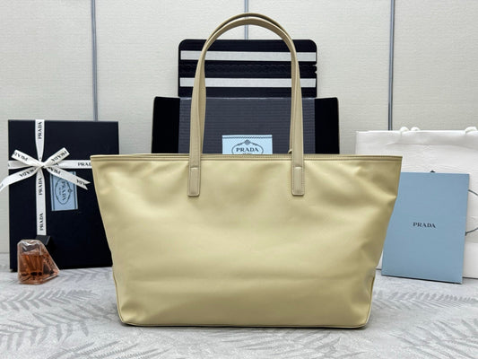 PRADA 25S RE-EDITION 1978 СЕРЕДНЯ СУМКА 35 З НЕЙЛОНУ ТА ТЕЛЯЧОЇ ШКІРИ SAFFIANO КОЛЬОРУ DESERT BEIGE