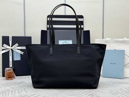 PRADA 25S RE-EDITION 1978 СЕРЕДНЯ СУМКА 35 З ЧОРНОГО НЕЙЛОНУ ТА ТЕЛЯЧОЇ ШКІРИ SAFFIANO