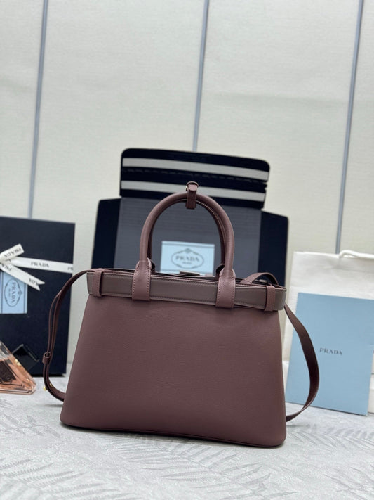 PRADA 25S ПРЯЖКА МАЛА СУМКА 32 З ТЕЛЯЧОЇ ШКІРИ НАСИЧЕНОГО КОРИЧНЕВОГО КОЛЬОРУ З ЗОЛОТИСТОЮ ФУРНІТУРОЮ